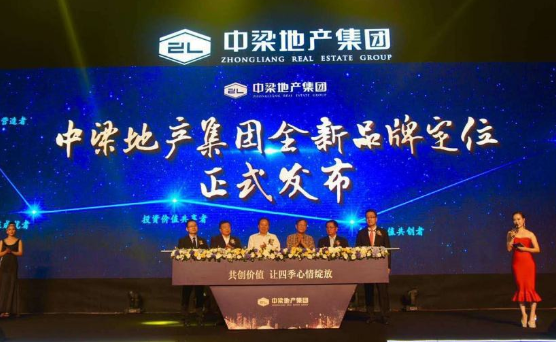 揭秘中梁地产上市真相与小巷特色小店的独特魅力！