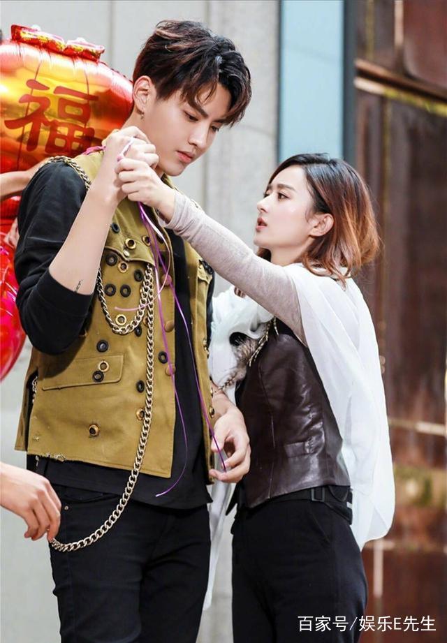赵丽颖吴亦凡最新图片，小巷风情与隐藏特色小店探秘
