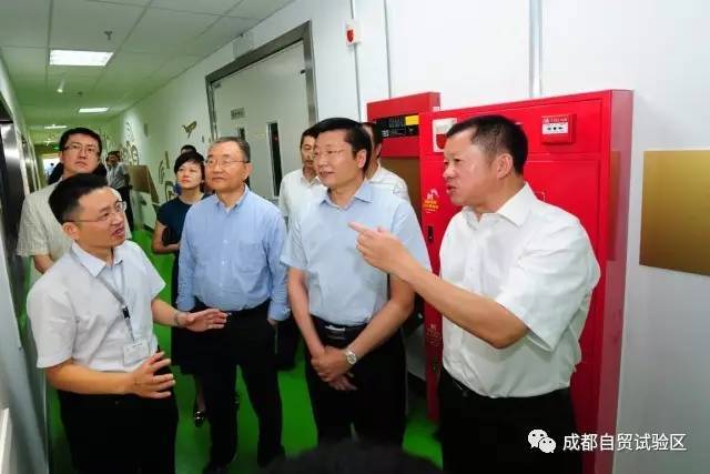成都市委常委吴凯探索小巷独特风味，城市细微之处的魅力探索